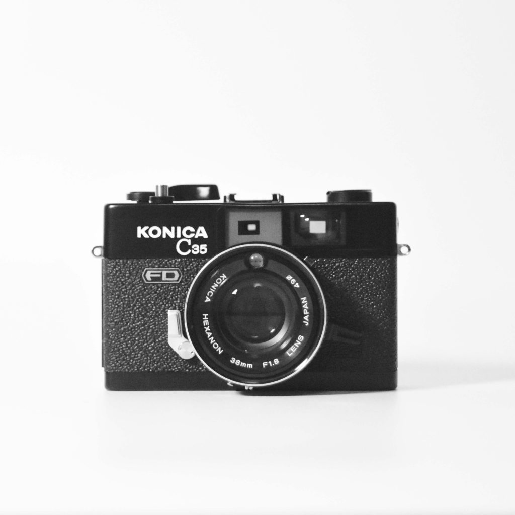 ［完動品・レザーケース付］ konica c35 FD フィルムカメラ電源M